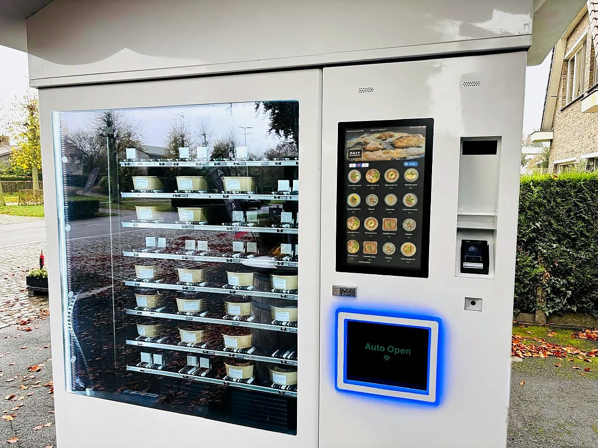 Distributeur automatique POP’FRAIS blanc installé en extérieur avec vitrine garnie et écran tactile de sélection