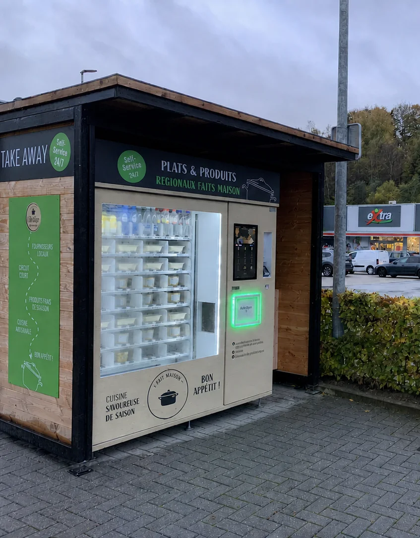 Distributeur automatique de plats faits maison avec habillage crème, bois et vert pour une activité de traiteur